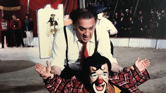 copertina Fellini fa e disfa, le riprese si allungano, il budget aumenta. Ma nascono I clowns