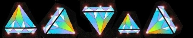 Immagine di cinque pietre preziose, tagliate in forma di prisma esagonale, attraverso cui la luce si scompone in diversi colori.