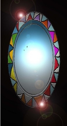 Immagine di un disco lievemente ovale alle estremità superiore ed inferiore. Potrebbe essere la sezione circolare di un cristallo. Lungo la circonferenza presenta dei triangoli variopinti: rosso, giallo, verde, violetto, arancione. Lo sfondo è nero, illuminato con due punti di luce.