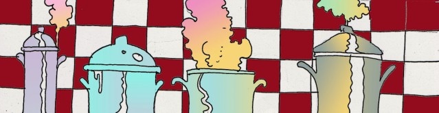 Immagine di pentole (Per leggerne la descrizione proseguire nel link). Sullo sfondo di una tovaglia a scacchi bianchi e rossi si vedono quattro pentole fumanti di varie dimensioni.