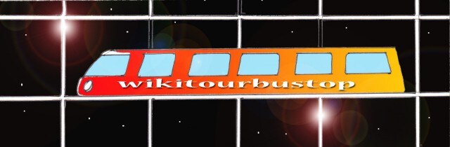 Immagine di un autobus, di forma piuttosto aerodinamica, di colore arancio (Per leggerne la descrizione proseguire nel link). Si vede la fiancata di un lungo autobus su cui vi è una scritta bianca: wikitourbustop. L'autobus è fermo su di una linea orizzontale che attraversa una struttura reticolare di colore bianco. Sullo sfondo, oltre il disegno della griglia della rete, un cielo notturno puntellato di stelle.