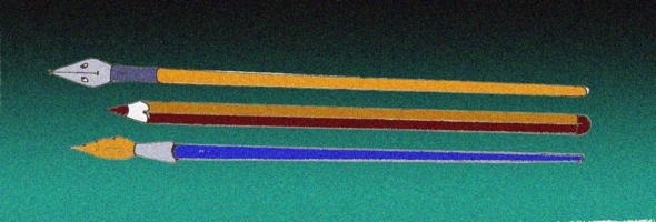 Tre strumenti scrittori, disposti ordinatamente l'uno accanto all'altro, su sfondo che sfuma dal verde scuro al verde più chiaro: un pennino di ferro su di un bastoncino giallo, una matita gialla e rossa, un secondo pennino di ottone su bastoncino blu. Le punte sono orientate verso sinistra.