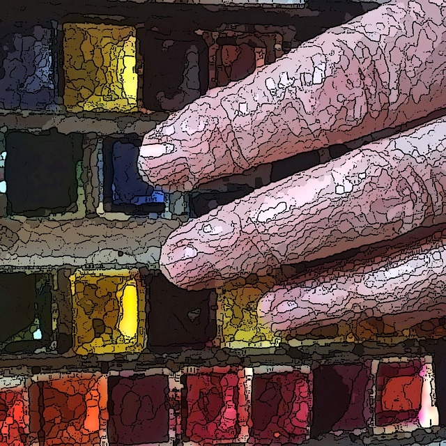 Immagine di pasticche di colori. (Per leggerne la descrizione proseguire nel link). Una mano tocca i colori.
