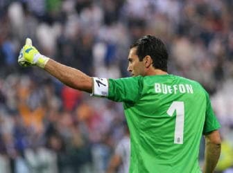 Calcio:Buffon ringrazia via tv la moglie