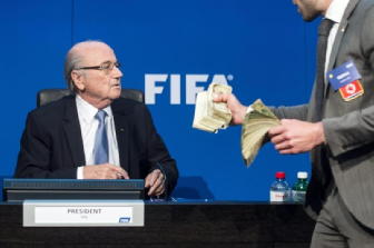 Maradona rilancia su Blatter contestato