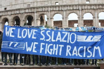 Lazio, flash mob tifosi contro razzismo