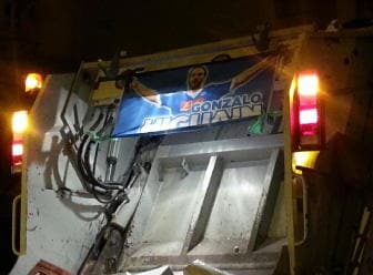 A Napoli foto Higuain su camion rifiuti