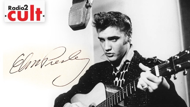 Foto del giovane Elvis che, con la chitarra in mano, canta davanti a un microfono in sala di incisione. In alto a sinistra il logo di 'Radio2 Cult'; in basso a sinistra l'autografo di Elvis Presley.