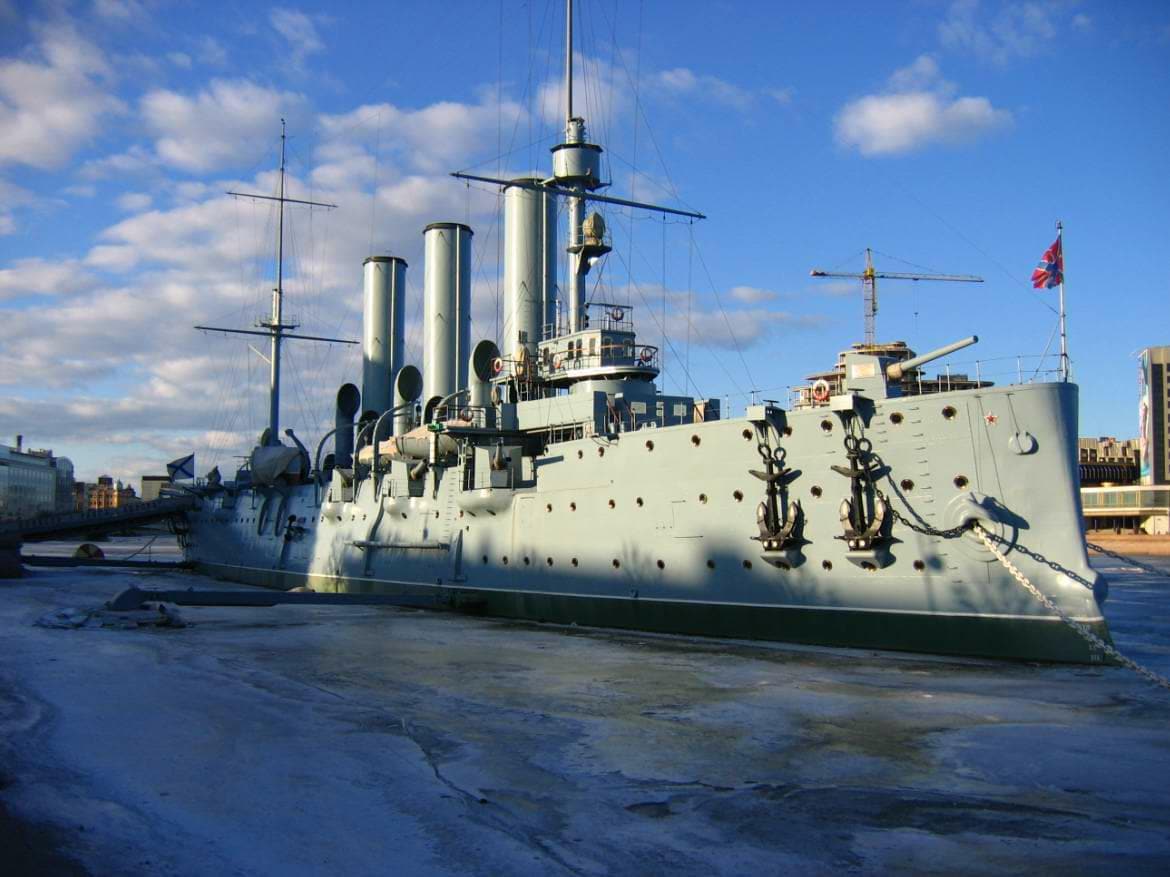 Foto dell'incrociatore Aurora, attraccato a un molo su acque parzialmente ghiacciate: da questa nave da guerra partì il colpo che diede inizio alla Rivoluzione d'ottobre.