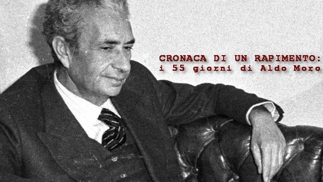 Primo piano in bianco e nero di Aldo Moro seduto su un divano di pelle, con lo sguardo perso e un sorriso accennato. Sulla destra la scritta rossa 'Cronaca di un rapimento: i 55 giorni di Aldo Moro'