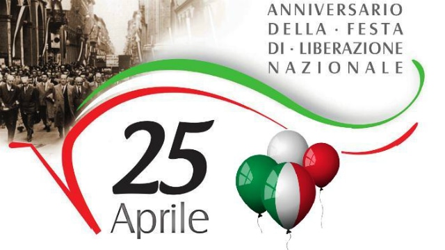 La scritta '25 Aprile' contornata da palloncini e linee ondulate tricolori. Al di sopra, la foto color seppia di un corteo, sulla sinistra, e la scritta 'Anniversario della festa di liberazione nazionale', sulla destra.