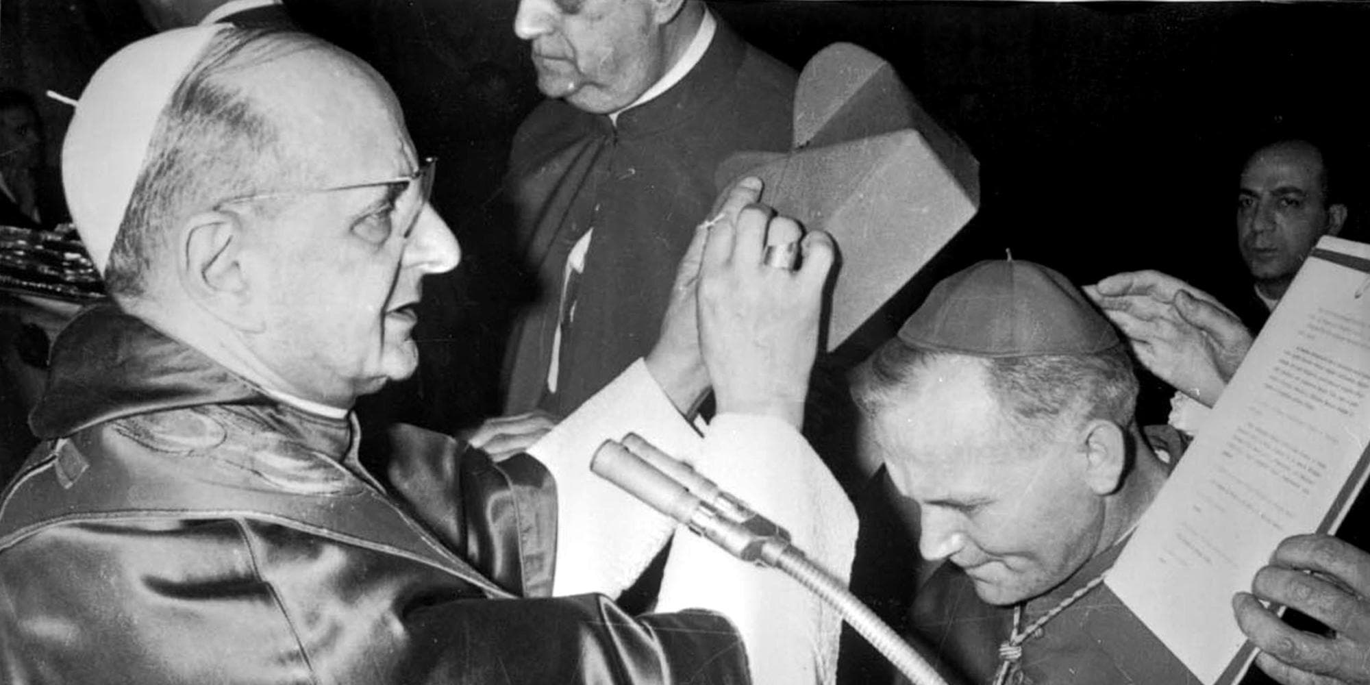 Foto in bianco e nero di Papa Paolo VI che impone la berretta cardinalizia al cardinale Wojtyla