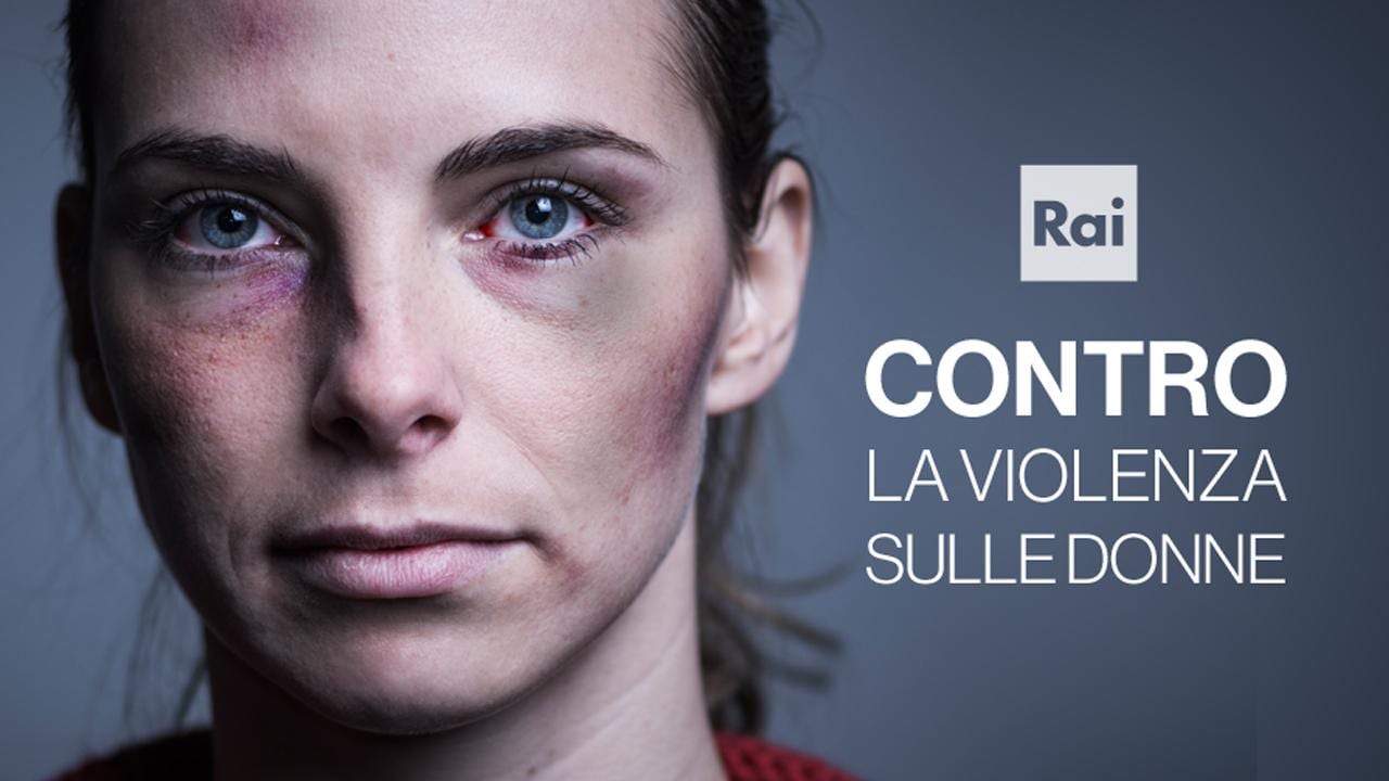 Una ragazza con il volto ricoperto di lividi guarda davanti a se. Di fianco il logo della Rai con sotto scritto 'Contro la violenza sulle donne'.