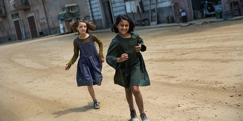 Le piccole Lia e Lenù corrono durante una scena della fiction "L'amica geniale"