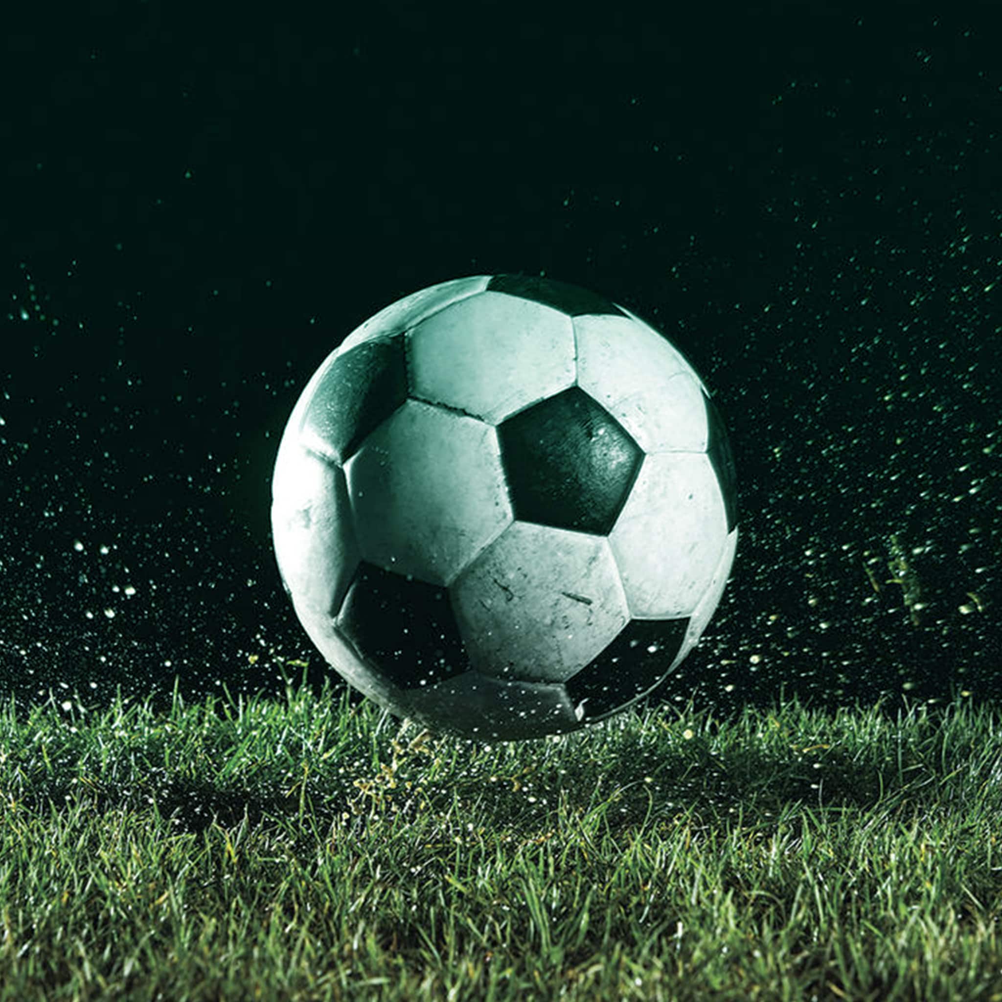 Pallone da calcio che rimbalza su un campo bagnato