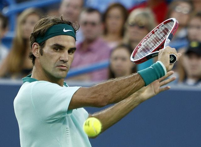 Il campione di Tennis Roger Federer si appresta ad effettuare un rovescio.
