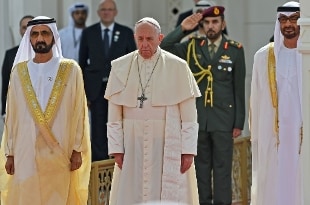 Papa Francesco, insieme allo sceicco Mohammed bin Rashid Al Maktum, primo ministro degli Emirati Arabi Uniti, in un momento della visita.