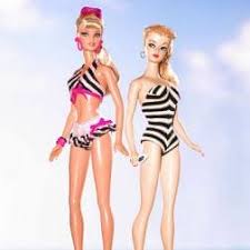 Una delle prime edizioni di Barbie in costume da bagno zebrato, affiancata da una versione più moderna