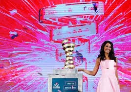 La coppa del Giro d'Italia mostrata da una bellissima hostess