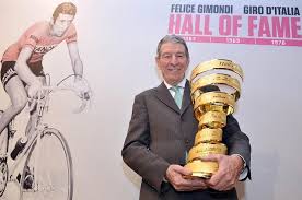 Felice Gimondi con in braccio la coppa del Giro d'Italia