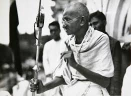 Una foto d'epoca del Mahatma gandhi mentre tiene un discorso