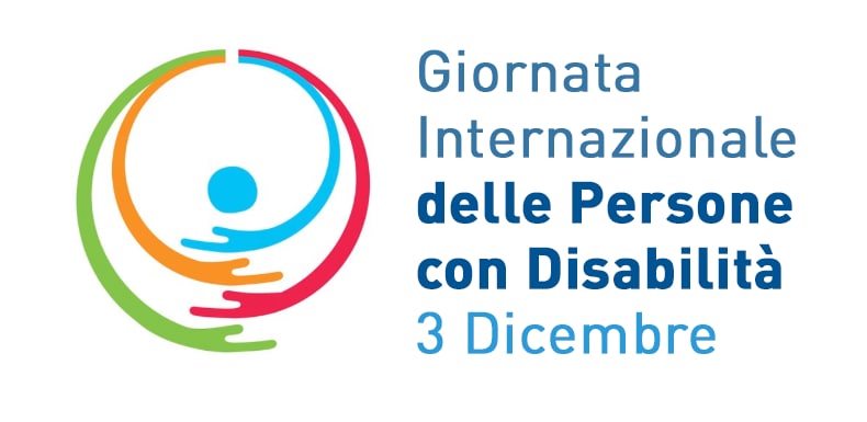 Logo della 'Giornata Internazionale delle Persone con Disabilità': quattro braccia stilizzate, di colore azzurro, arancione, rosso e verde, racchiudono concentricamente un punto azzurro, componendo un cerchio.