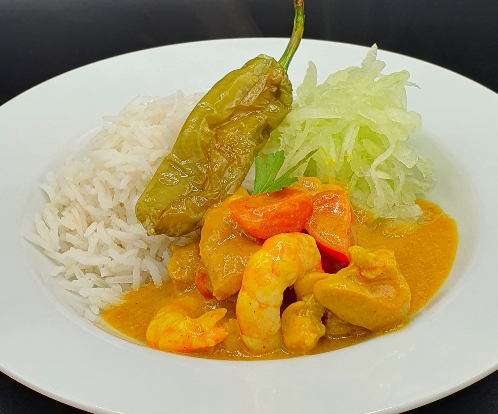 Curry di pollo e gamberi alla mauriziana con riso basmati e insalata di cetrioli. Di Vinod Sookar