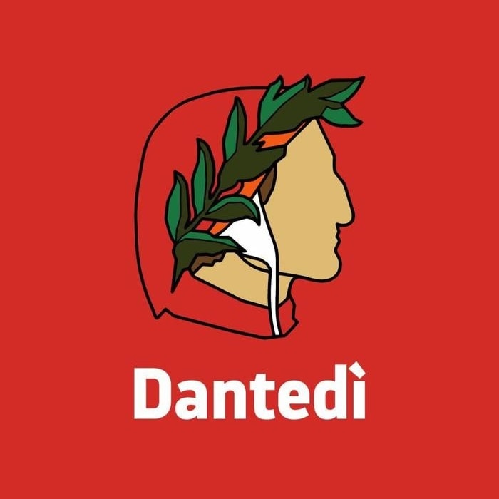 Il profilo di Dante stilizzato, disegnato su fondo rossa. Al di sotto, la scritta in bianco "Dantedì".