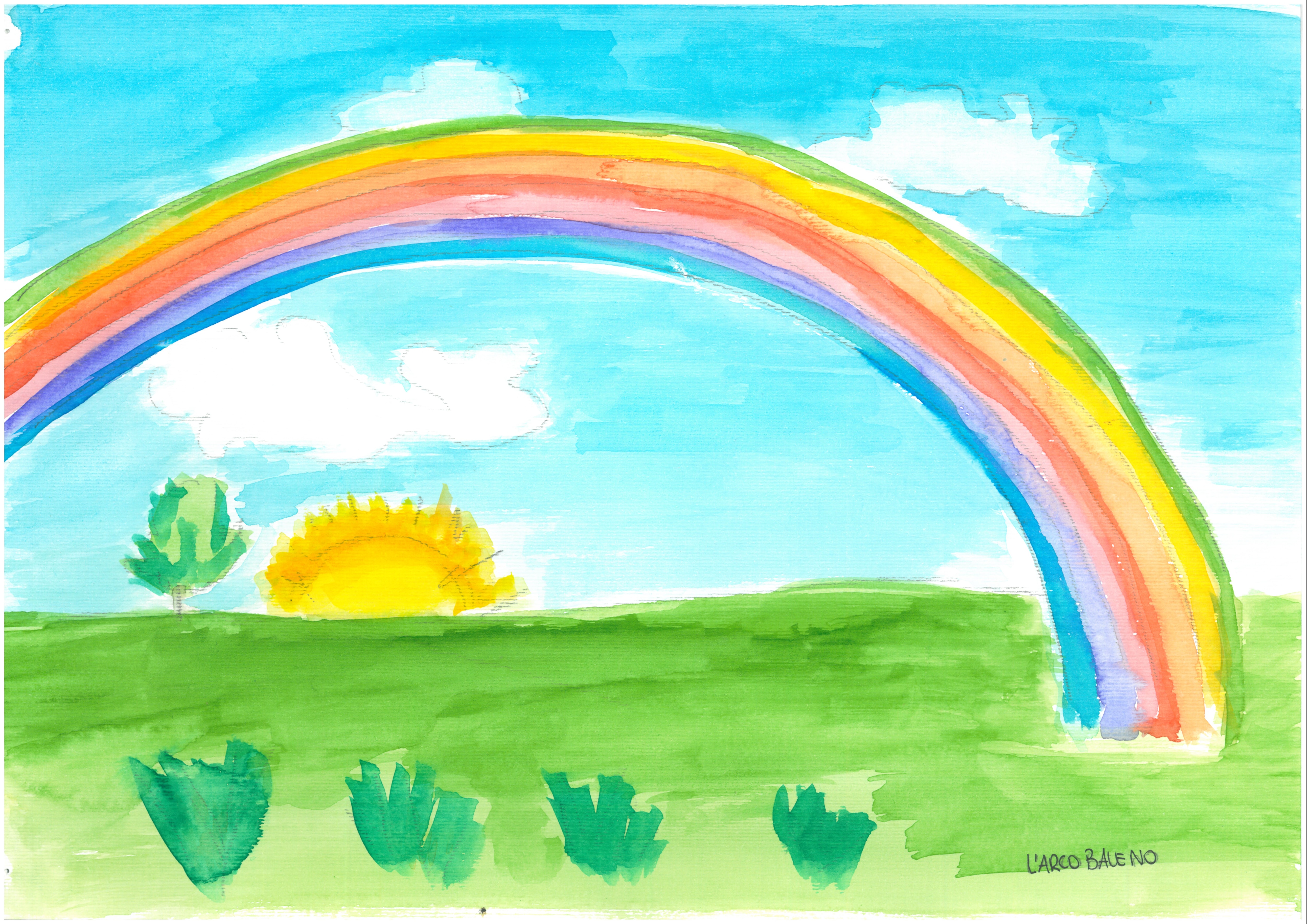 Un arcobaleno si estende nel cielo azzurro macchiato da poche nuvolette bianche, al di sopra di un prato verde. All'orizzonte fa capolino mezza sfera di Sole, con i suoi raggi dorati.