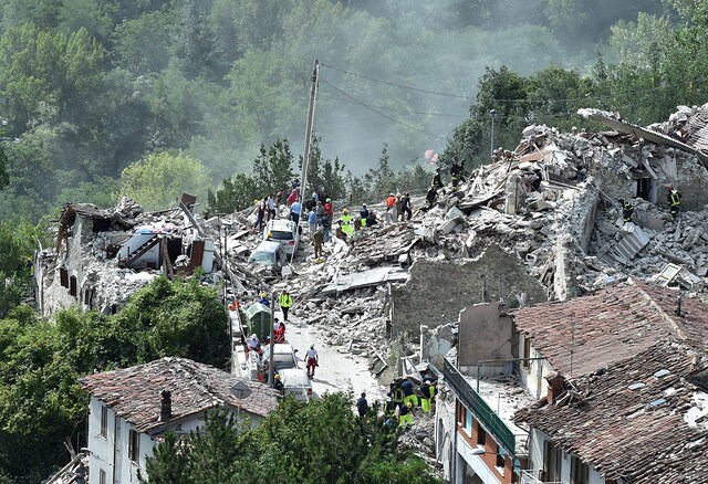 Pescara del Tronto, soccorsi tra le macerie (Getty Images)