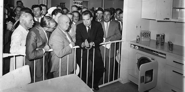 WIKIRADIO - Il "dibattito in cucina" tra Nixon e Chruscev - Rai Radio 3 -  RaiPlay Radio