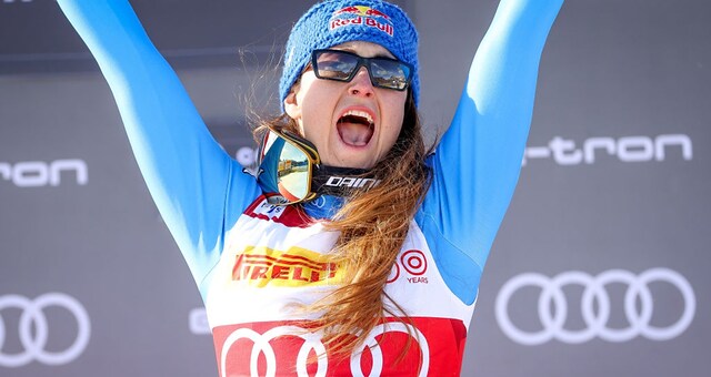 Sofia Goggia esulta sul podio di Cortina
