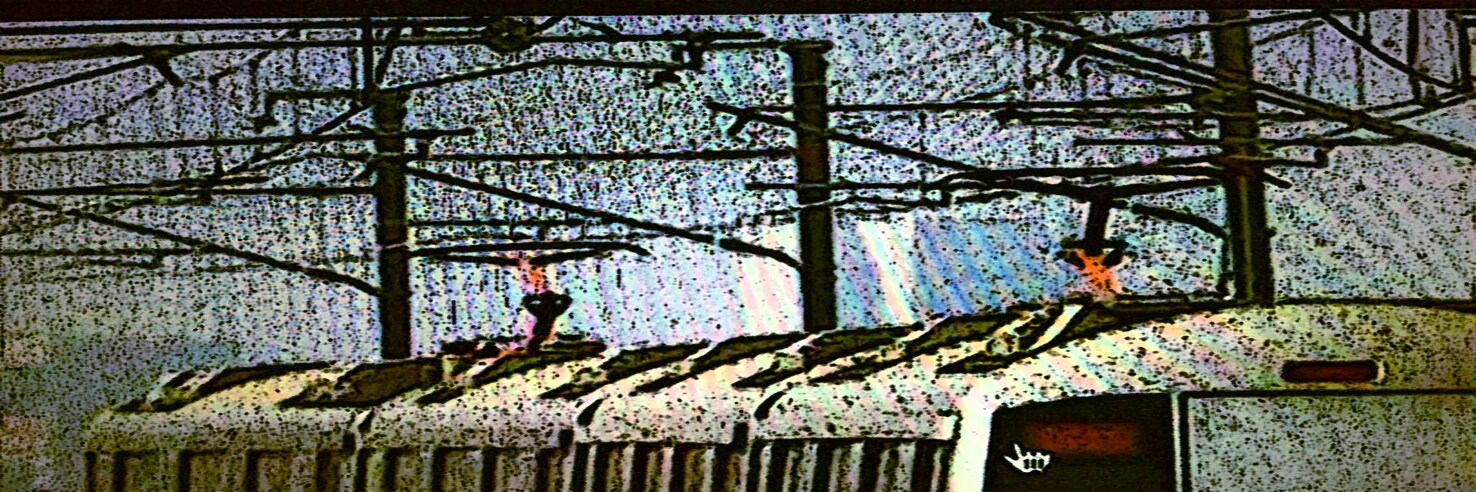 Cornice composta dalla parte superiore di un vagone di un treno e dai conduttori elettrici che lo sovrastano 