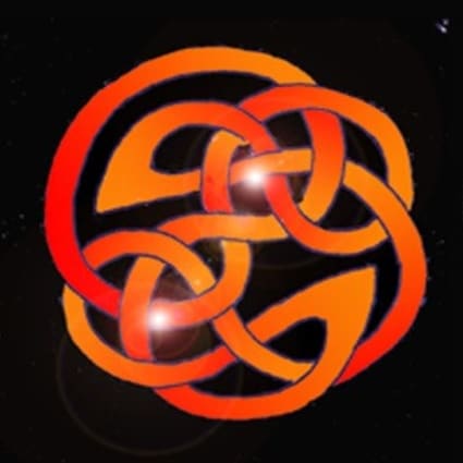 Una linea rosso-arancio ripetutamente intrecciata su se stessa a formare un labirinto di forma circolare su sfondo nero.