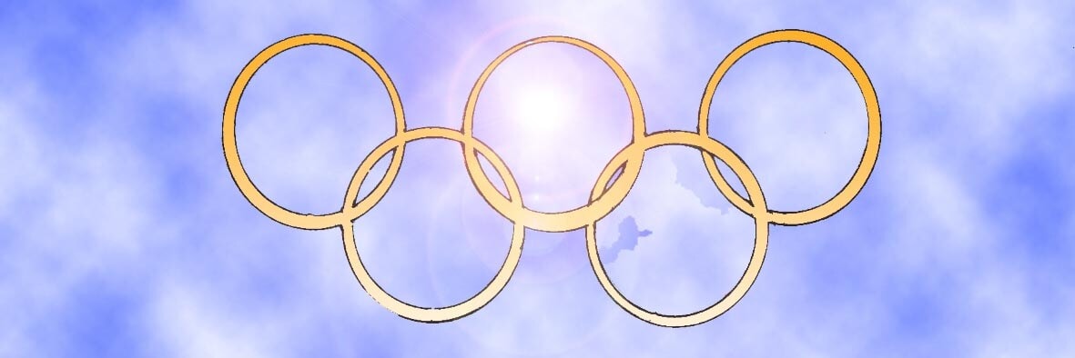 I cinque anelli olimpici concatenati, su di uno sfondo di cielo