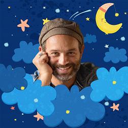 Lorenzo Tozzi sorridente tra le nuvole, la luna e le stelle di un cielo notturno.