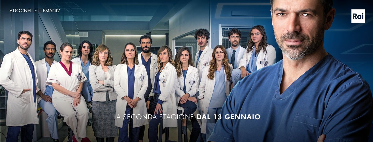 Tutta la squadra medica di DOC 2, con Luca Argentero in primo piano sulla destra. In sovrimpressione la scritta "La seconda stagione dal 13 gennaio"