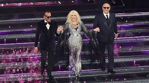 Carlo Conti, Antonella Clerici e Jerry Scotty scendono dalla scalinata sul palco dell'Ariston