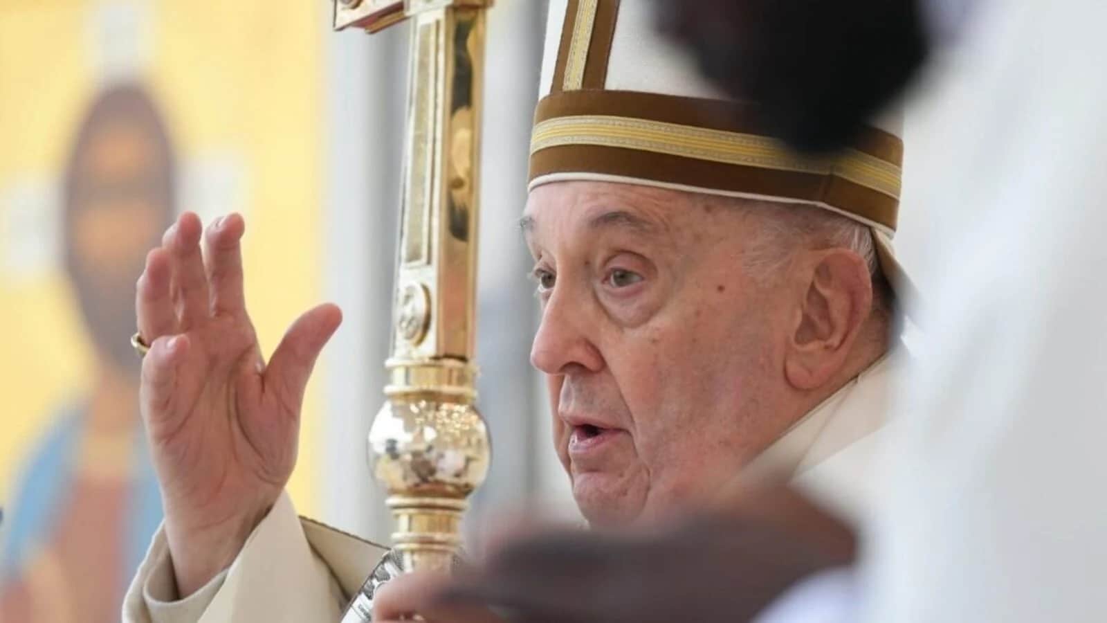 Papa Francesco con la mano destra alzata in segno di benedizione. Papa Francesco con la mano destra alzata in segno di benedizione.