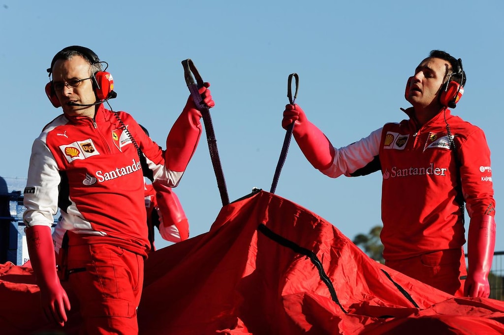 Nuova Ferrari, dopo un giro è stop per "motivi precauzionali" - Photogallery - Rai News