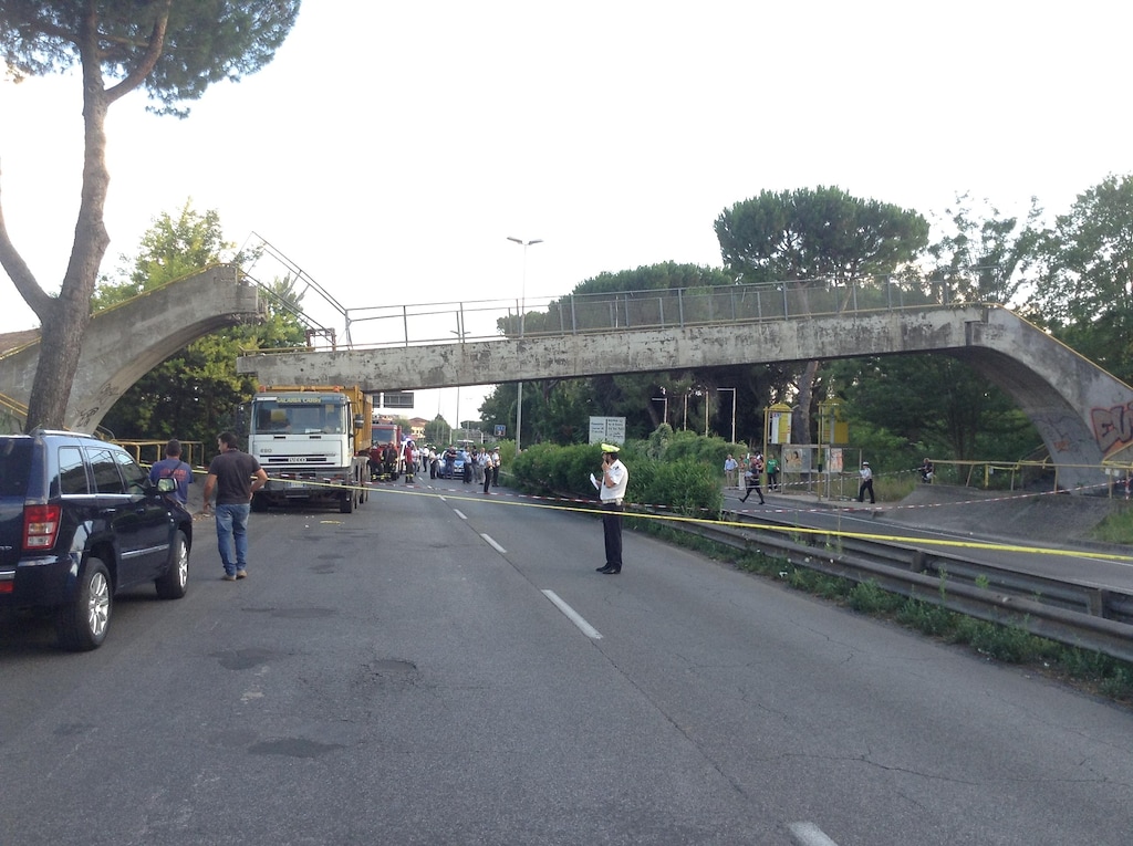 Roma Le Immagini Del Ponte Abbattuto Da Un Camion Sulla Via Flaminia Video Video Rai News