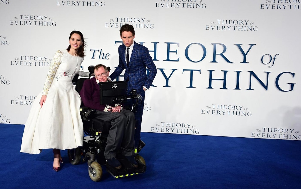 Stephen Hawking alla prima di "La Teoria del Tutto", il film sulla sua