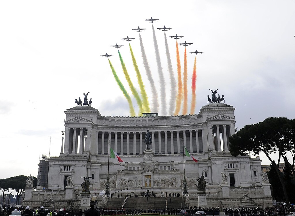 Quirinale: Frecce Tricolori nei cieli di Roma per l'omaggio di Mattarella  al Milite Ignoto
