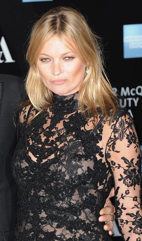 Kate Moss D In Escandescenze Su Un Volo Low Cost La Polizia La Scorta 
