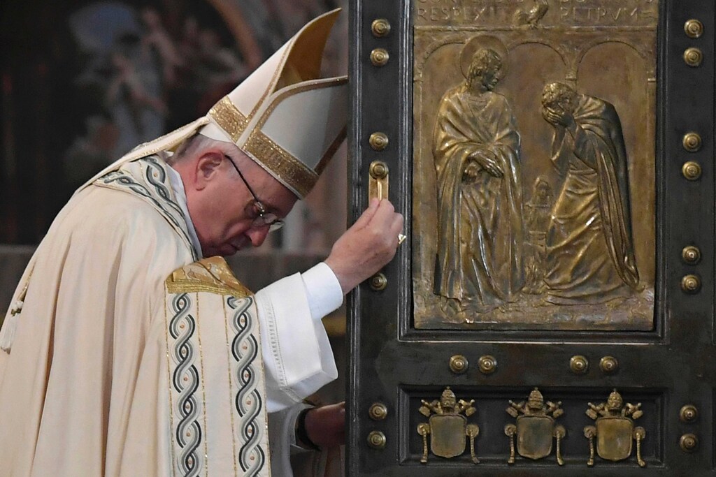 Papa Francesco chiude la Porta Santa a San Pietro - photogallery - Rai News