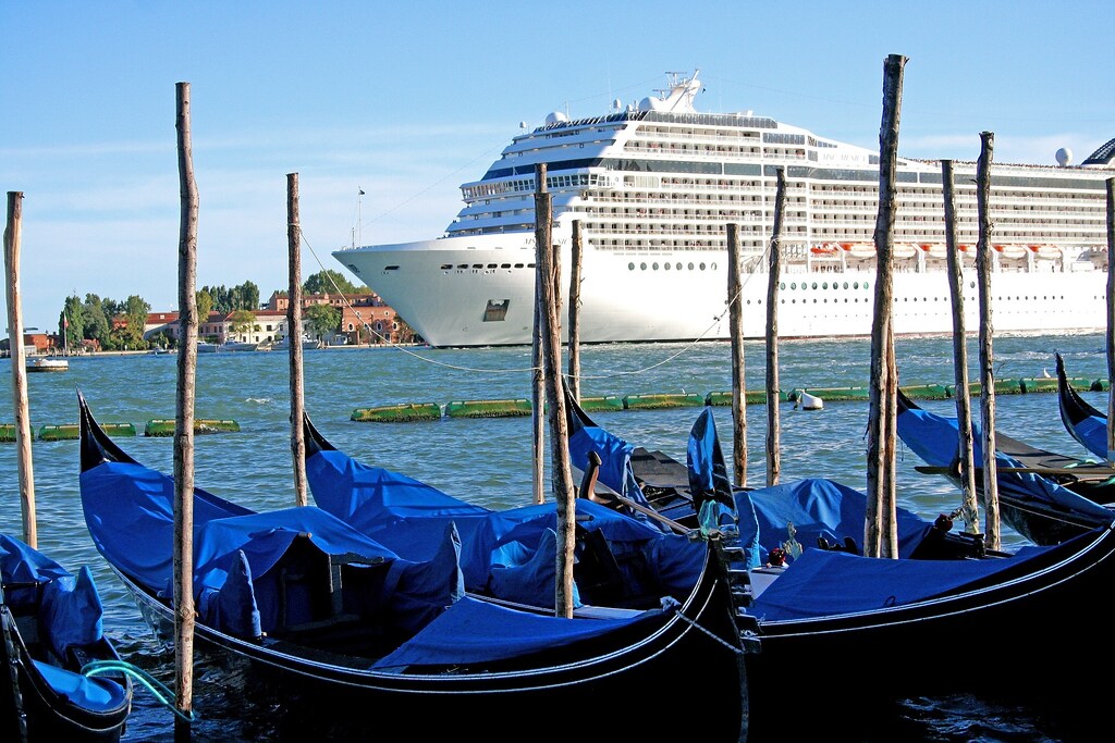 Venezia Basta Con Le Grandi Navi Davanti A Piazza San Marco Con Il 