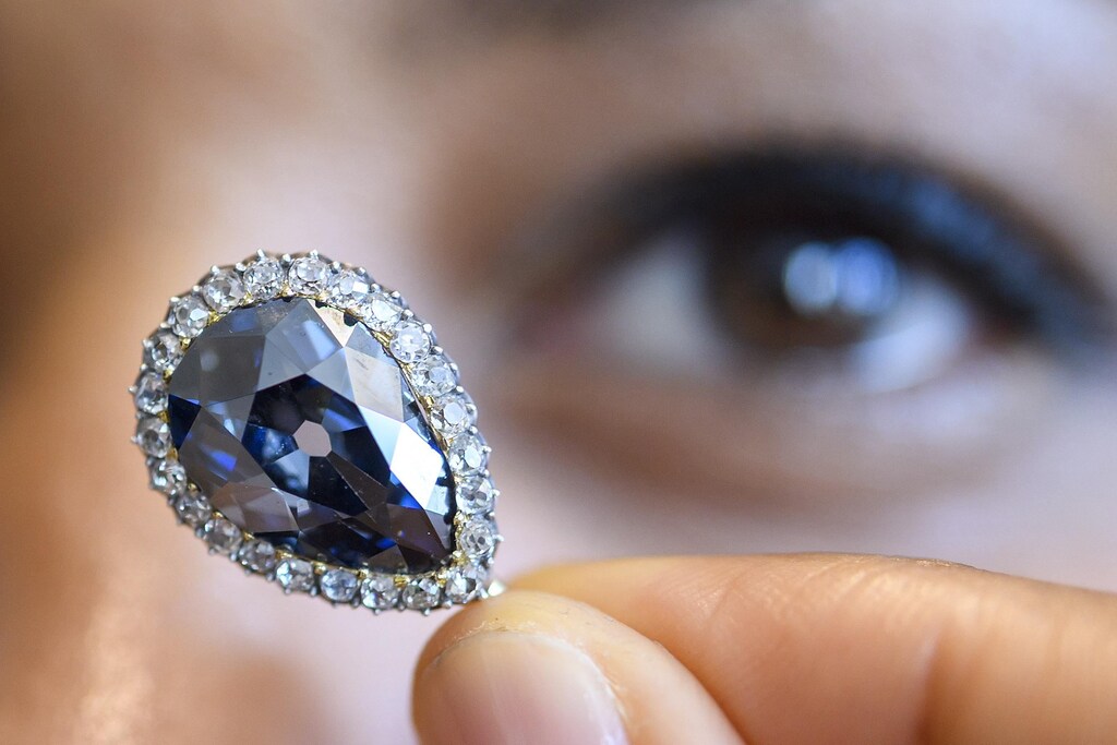 Aste Il Diamante Blu Di Elisabetta Farnese Venduto A 6 7 Milioni Di 