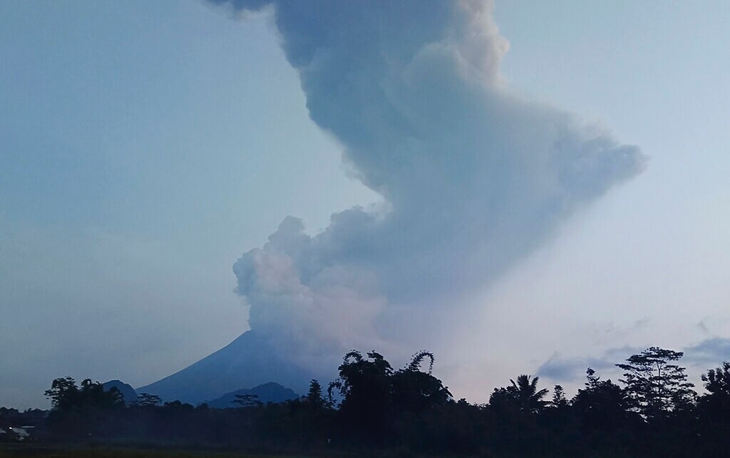 Indonesia Erutta Il Vulcano Merapi Colonna Di Fumo E Cenere Alta Pi 