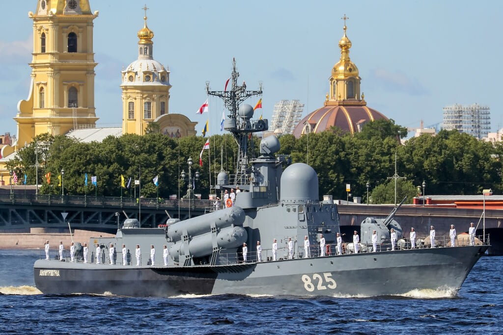 A San Pietroburgo La Parata Delle Navi Militari Russe Per La Festa 