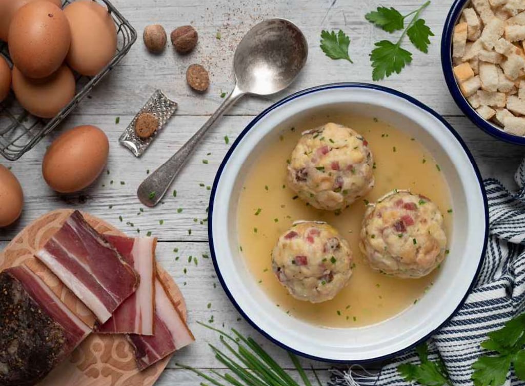 Canederli Allo Speck In Brodo Di Sonia Peronaci Decanter Rai Radio 2 Raiplay Radio